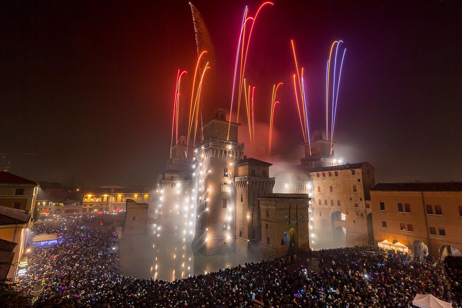 ITALIA - Ferrara - Incendio del Castello