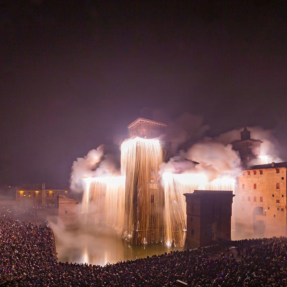 ITALIA - Ferrara - Incendio del Castello